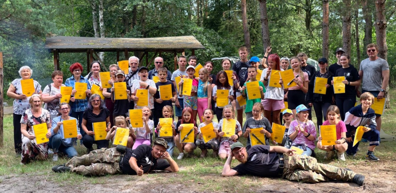 Dzieci i seniorzy z Adullam w leśnej szkole przetrwania