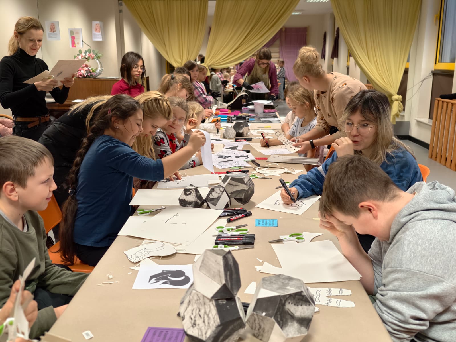 Ćwiczenia z grafiki warsztatowej w Adullam. Dwie godziny radosnego ciapania w farbie