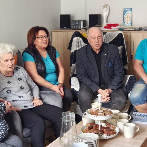 Guziki na pamiątkę dla seniorów z Adullam