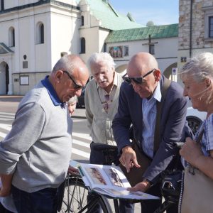 Dr Juliusz Sętowski i seniorzy z klubu Złote Lata działającego przy  Fundacji Chrześcijańskiej "Adullam". Fot. Łukasz Włodarczyk