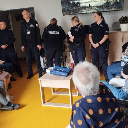 Policjanci uczyli naszych seniorów, jak być czujnym